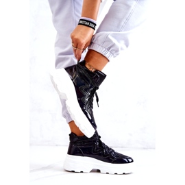 Zapatos deportivos aislados negros de mujer 2