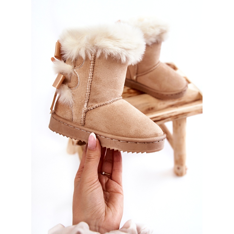 Botas de nieve aisladas de niñas con arcos de mendigo ligeros beige 4