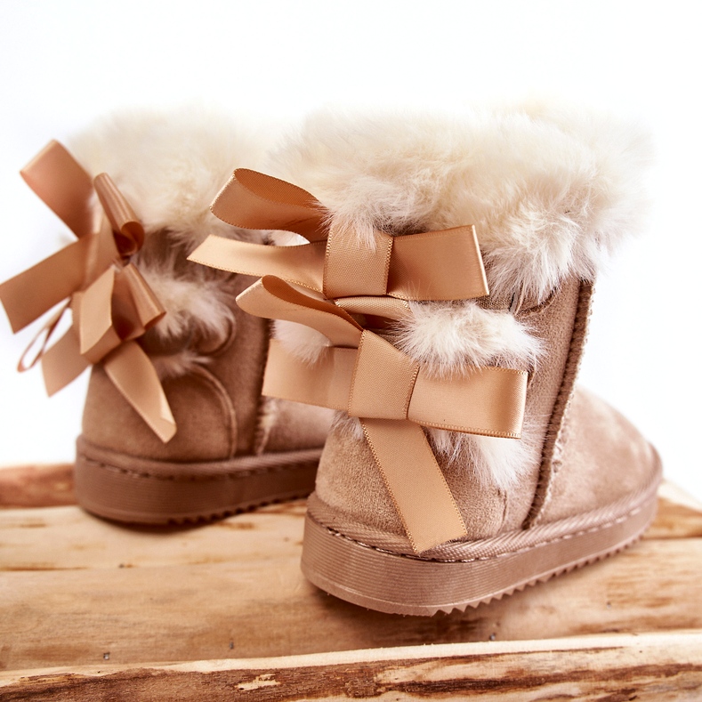 Botas de nieve aisladas de niñas con arcos de mendigo ligeros beige 3