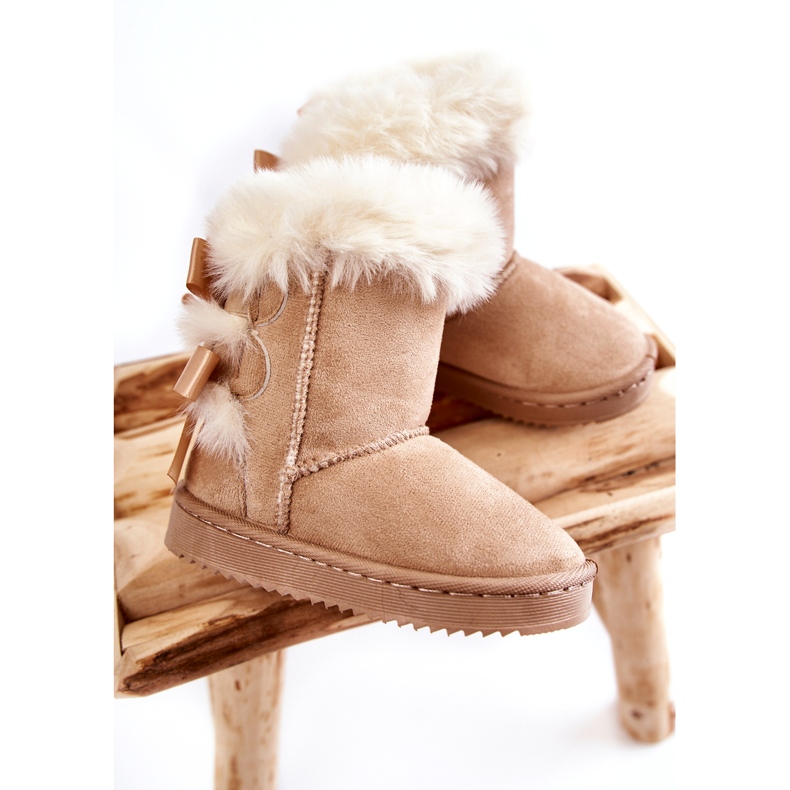 Botas de nieve aisladas de niñas con arcos de mendigo ligeros beige 2