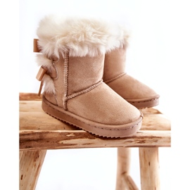 Botas de nieve aisladas de niñas con arcos de mendigo ligeros beige 1
