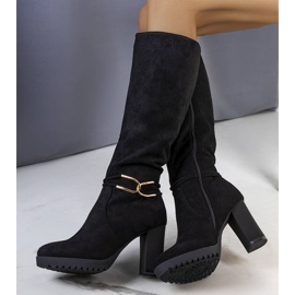 Botas negras con aislamiento en el poste de Dardo negro 1
