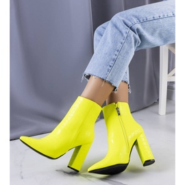 Botas de neón amarillas en el puesto de Confi amarillo 1