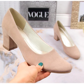 Zapatos de salón de mujer en ante beige en el puesto Azali 1470 1