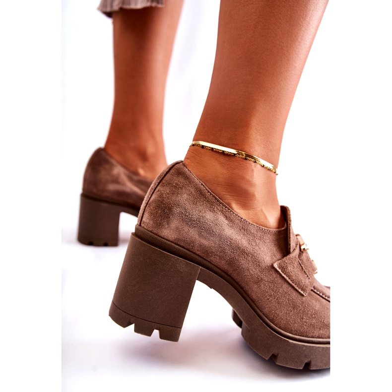 PL5 Zapatos elegantes Harmell beige oscuro en un pilar con un adorno dorado 3