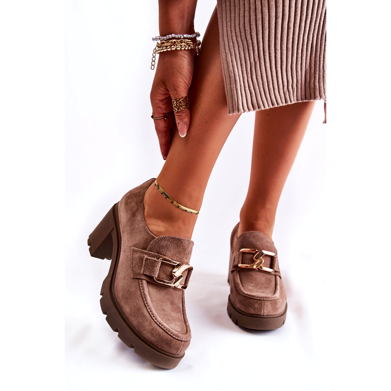 PL5 Zapatos elegantes Harmell beige oscuro en un pilar con un adorno dorado 4