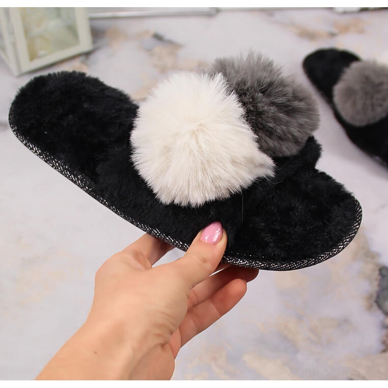 BM Babucha mujer de pelo con pompones negro Stella 1