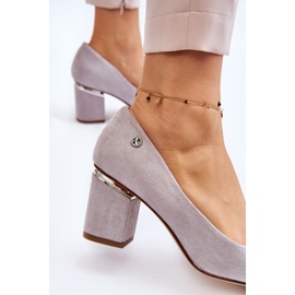 Zapatos de salón clásicos de ante con tacón alto y adornos Derren grises 5