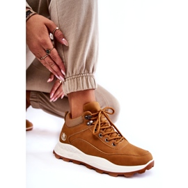 Botas de trekking de camello aisladas para mujeres marrón 4