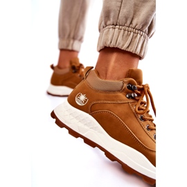 Botas de trekking de camello aisladas para mujeres marrón 3
