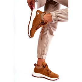 Botas de trekking de camello aisladas para mujeres marrón 2