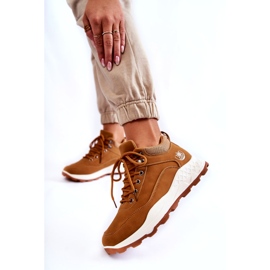 Botas de trekking de camello aisladas para mujeres marrón 1