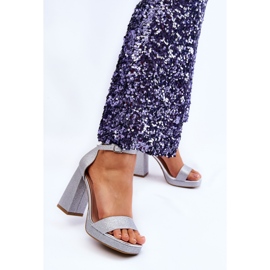 Sandalias brillantes en un tacón Calmi plateado masivo plata 7