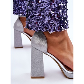 Sandalias brillantes en un tacón Calmi plateado masivo plata 9