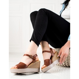 Clowse Sandalias ligeras con tacón de cuña marrón 2