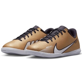 Nike Mercurial Vapor 15 Club Qatar Ic Jr DR6051 810 zapatos de fútbol marrón dorado dorado 3