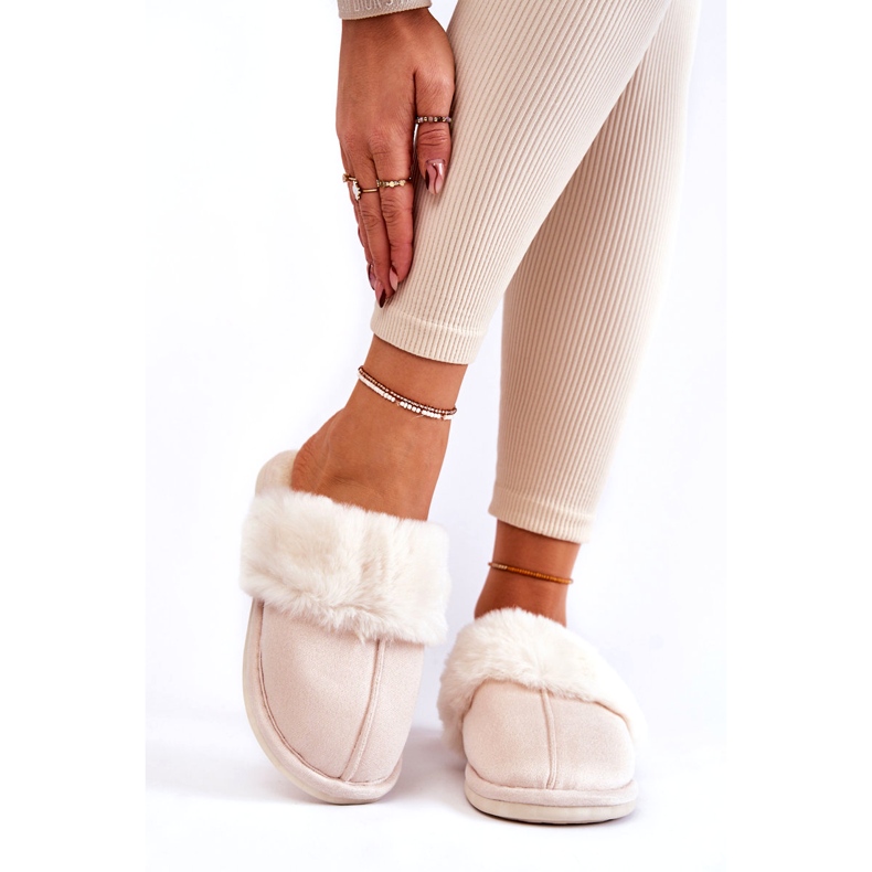 Zapatillas suaves de las mujeres con piel beige brillante 1