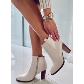 Botas clásicas Alona Beige en el poste 4