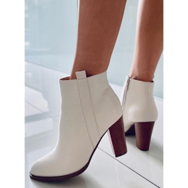 Botas clásicas Alona Beige en el poste 5