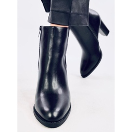 Botas clásicas Alona Black en el poste negro 1