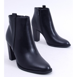 Botas clásicas Alona Black en el poste negro 4