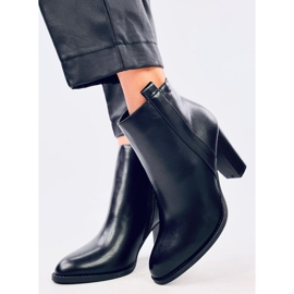 Botas clásicas Alona Black en el poste negro 2