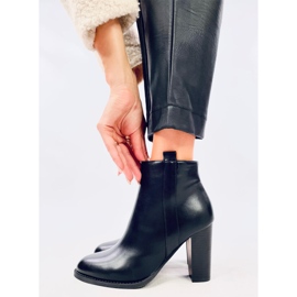 Botas clásicas Alona Black en el poste negro 3