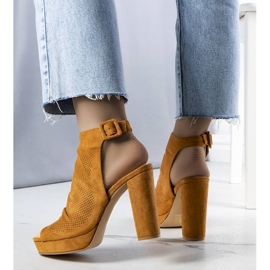 PA1 Sandalias de tacón camel de Calum marrón amarillo 1