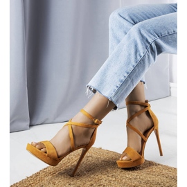 PA1 Sandalias camel de tacón alto de Dorian marrón amarillo 2