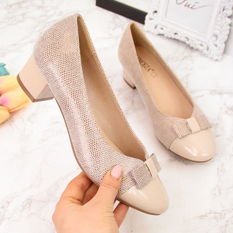 Zapatos de tacón beige de mujer en un bloque Vinceza 2 Zapatos de tacón beige de mujer en un bloque Vinceza 2