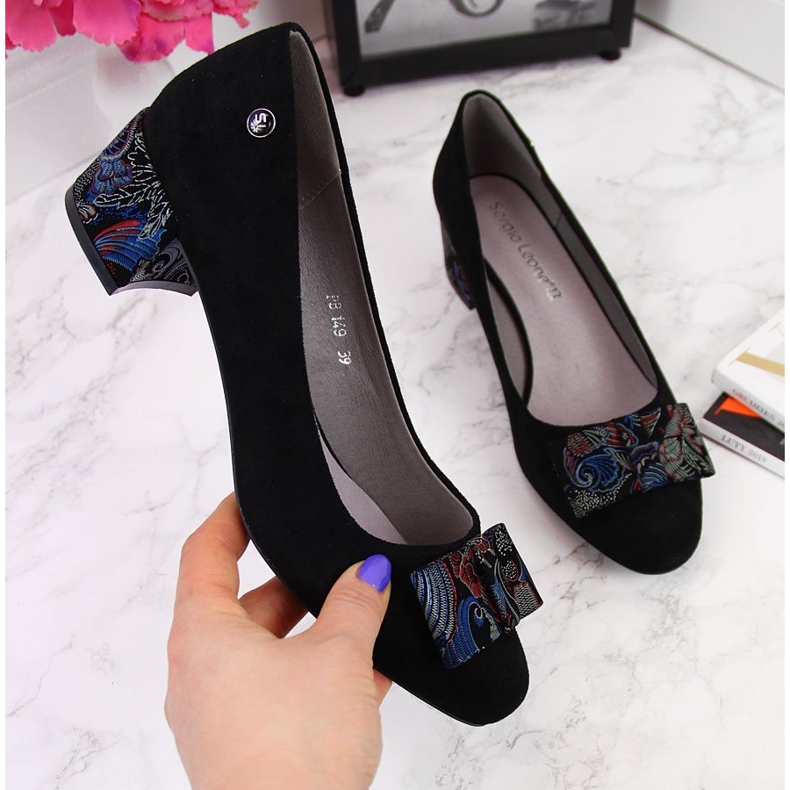 Bombas negras en un lazo decorativo de Sergio Leone negro 2