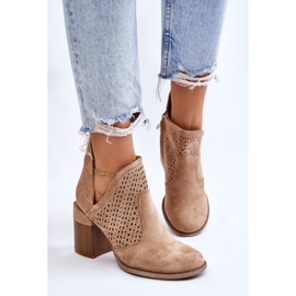 PM1 Botas Layne de ante beige con aberturas 7