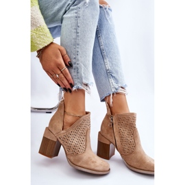 PM1 Botas Layne de ante beige con aberturas 1