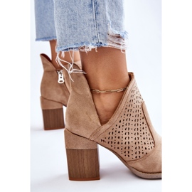 PM1 Botas Layne de ante beige con aberturas 8