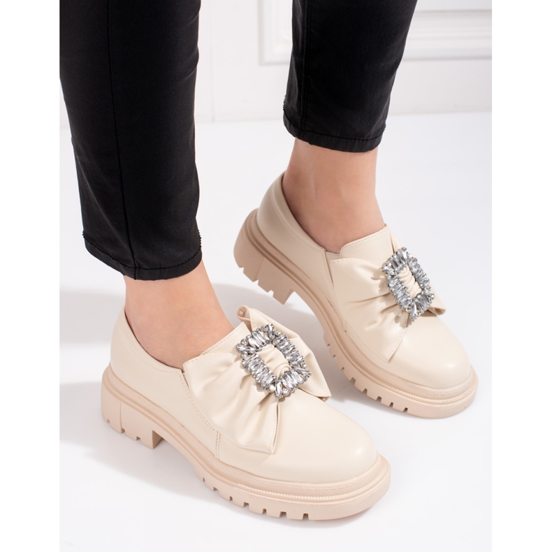 Zapatos brogue de mujer beige con lazo de Shelovet 1