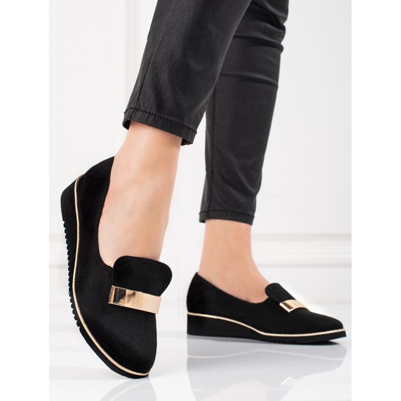 Zapatos ligeros de mujer Shelovet con adorno dorado en ante negro 1