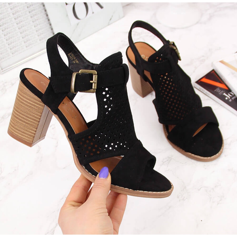 Sandalias de mujer construidas sobre un poste eVento negro. 2