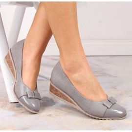 Zapatos de salón de mujer con cuña y lazo gris Potocki SZ12062 2