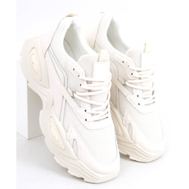 Deportivas de mujer beige con suela alta. 2