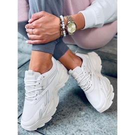 Deportivas de mujer beige con suela alta. 3