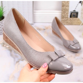 Zapatos de salón de mujer con cuña y lazo gris Potocki SZ12062 1