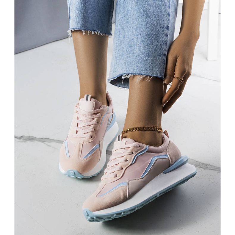 BM Zapatillas rosas en la plataforma Ada 1