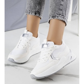BM Zapatillas blancas con inserciones plateadas de Doris. blanco 1