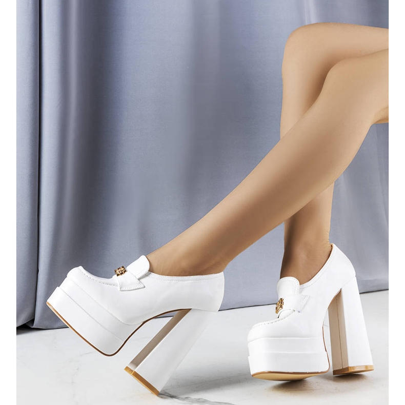 Bombas blancas en un bloque grueso de Janie blanco 1