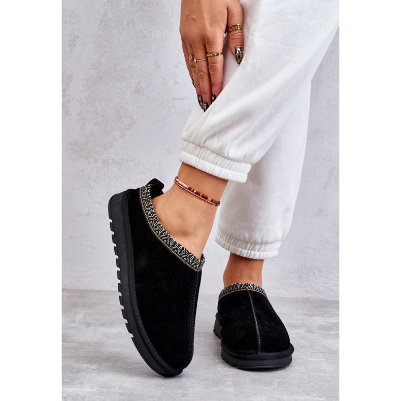 Zapatillas de gamuza para mujeres con pelaje y bordado negro 2