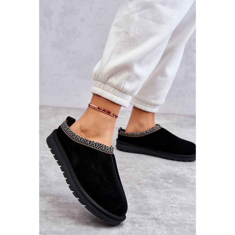 Zapatillas de gamuza para mujeres con pelaje y bordado negro 3