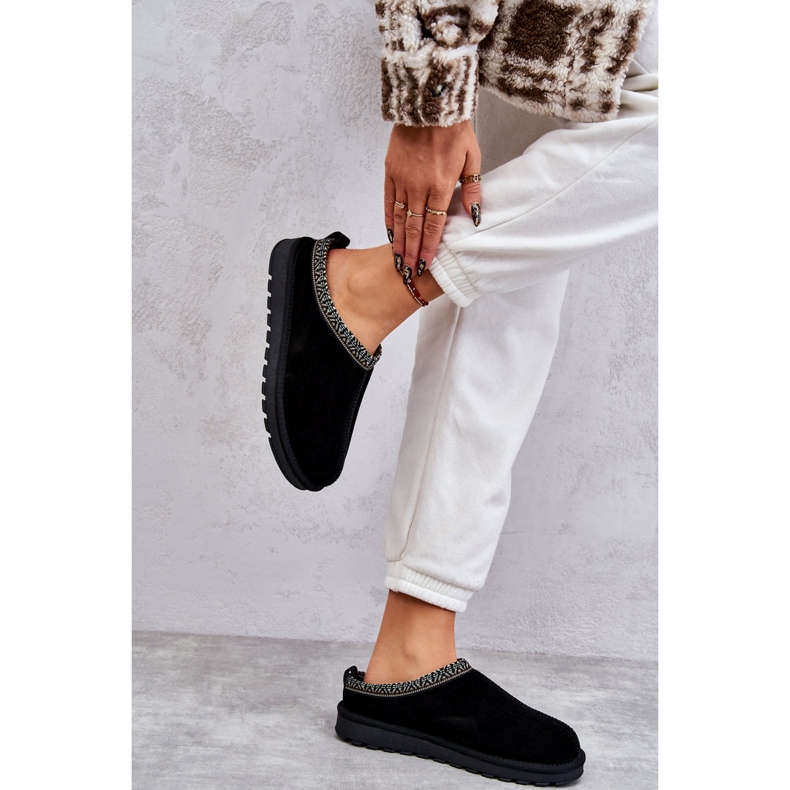 Zapatillas de gamuza para mujeres con pelaje y bordado negro 4