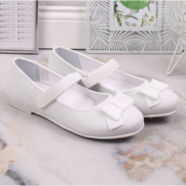 Bailarinas Comunión niña blanco brillo con velcro Kornecki 6802 3