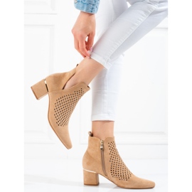 Botas de mujer caladas sobre tacón bajo beige Vinceza 2