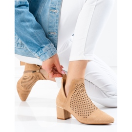 Botas de mujer caladas sobre tacón bajo beige Vinceza 1
